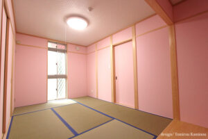 ピンクの和室